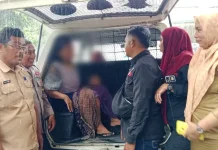 Evakuasi ODGJ Meresahkan, Polisi dan Warga Bersinergi