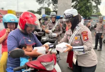 Polantas Bone Gencarkan Aksi Sosial Sekaligus Edukasi Keselamatan Berkendara