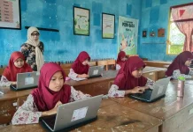 SDN 152 Cemmeng Kombinasikan HP dan Chromebook saat Sumatif Akhir Semester