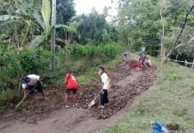 Rawan Kecelakan, Warga Appasarenganjae Tellulimpoe Swadaya Perbaiki Jalan Rusak
