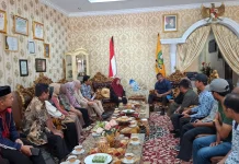 Peternak Sinjai Curhat Harga Telur Anjlok, Bupati Dorong Kemitraan dengan SPPG