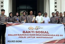 Polantas Bone Bersihkan Masjid Sambut HUT Bhayangkara Ke-80