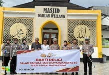 Sambut HUT Bhayangkara, Polantas Bone Bersihkan Masjid