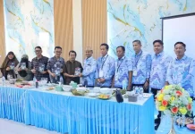 Bupati Bone Serahkan Buku "BupASS: Jalan Pengabdian" ke Perwakilan KKMB Gorontalo