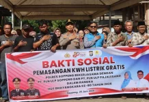 Polres Soppeng dan PLN Pasang Listrik Gratis Warga