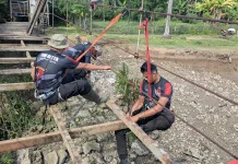 Brimob Rehabilitasi Jembatan Gantung Demi Keselamatan Warga Desa Kading Bone