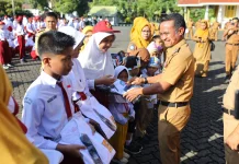 Pemkab Bone Bagikan 18.426 Seragam Gratis