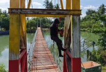 Brimob Lanjutkan Pengecatan Jembatan Gantung Desa Kading Bone