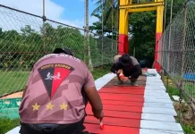 Brimob Bone Kebut Finishing Rehabilitasi Jembatan Demi Keselamatan Warga