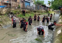 Brimob, Forkopimda dan Warga Kompak Bersihkan Sungai di Bone