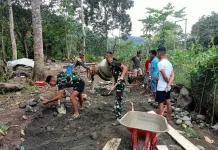 Satgas TMMD Bone Lanjutkan Pengecoran Jalan menuju Jembatan Gantung