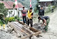 Satgas TMMD Bone Gotong Royong Perbaiki Dekker Desa Patukku Bersama