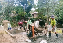 Babinsa Palakka Bersama Warga Percepat Pembangunan Pondasi Jembatan Desa Siame