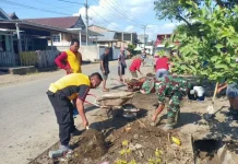 Koramil Lilirilau Bersama Polri Bersihkan Selokan Perkuat Sinergi Warga