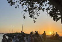 Senja Pelabuhan Bajoe Jadi Daya Tarik Wisata Sore Masyarakat Bone
