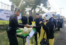 Brimob Bone Salurkan Beras SPHP, Dukung Ketahanan Pangan Masyarakat
