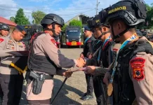 Danyon Brimob Bone Beri Reward Atlet Karate Berprestasi Satuan Bersama