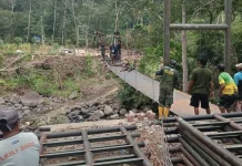 Satgas TMMD Bone Lanjutkan Pemasangan Alas Jembatan Gantung Pattuku