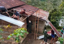 Satgas TMMD Bone Pasang Atap Dapur RTLH Warga Patukku