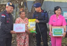 Brimob Peduli Korban Kebakaran lewat Jumat Berkah di Bone