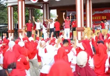 Ribuan Warga Padati Road Show Jalan Santai HUT RI ke-81 di Bone