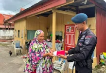 Sambut HUT RI, Batalyon C Pelopor Bagikan Bendera Merah Putih untuk Warga