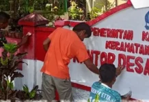 Babinsa Libureng Gotong Royong Percantik Kantor Desa Ponre-Ponre
