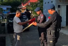 Brimob Bone Bagikan Bendera Merah Putih Sambut HUT RI
