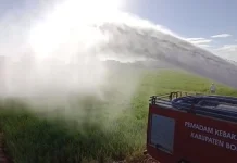 Pemkab Bone Kerahkan Damkar Suplai Air ke Sawah Kering