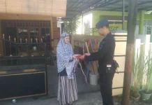 Brimob Bone Bagikan Bendera, Kobarkan Nasionalisme Warga