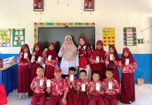 Mahasiswa KKN Unhas Ajarkan Siswa SD Menabung Sejak Dini