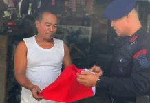Brimob Bone Ajak Warga Kibarkan Merah Putih