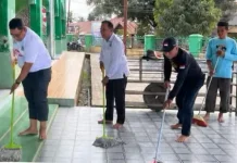 GEBER Masjid Serentak, Kakankemenag Bone Turun Langsung Bersihkan Masjid