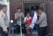 Polsek Marioriawa Bagikan Bendera Sambut HUT RI