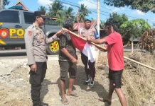 Polsek Donri-Donri Bagikan Bendera Merah Putih kepada Warga