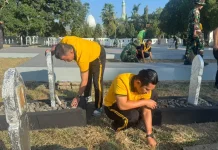 Polres Soppeng Bersihkan TMP Salotungo jelang HUT RI