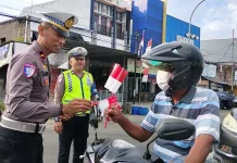 Satlantas Polres Sinjai Bagi-bagi Ratusan Bendera ke Pengendara