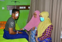Bupati Sinjai Jenguk Petugas Damkar yang Alami Kecelakaan Kerja