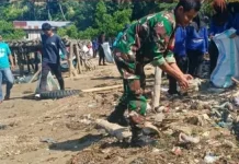 Babinsa Tonra Bersama Warga Bersihkan Pantai Poleonro