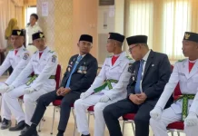 Momen Haru Pengukuhan Paskibraka Bone, Bupati-Wabup Dampingi Siswa Tanpa Orang Tua