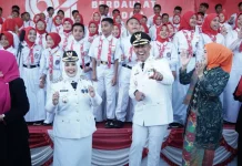 Kompak, Bupati dan Wabup Sinjai Bernyanyi Bersama Ratusan Pelajar Aubade HUT RI