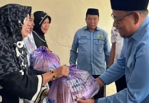 Baznas Bone Salurkan Bantuan Sanitasi dan Sembako ke Warga Tanete