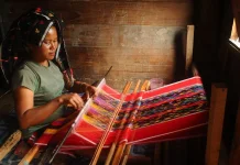 Kain Tenun Masuk dalam Kain Khas Tradisional Indonesia selain Batik