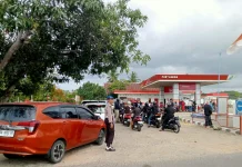 Antrean BBM Mengular di Sinjai Timur, Sopir Rela Tidur di Mobil hingga Pagi