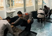 Jumat Bersih Brimob Bone Rawat Kebersihan Masjid