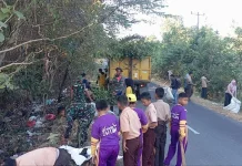 Koramil Lalabata Bersihkan Bahu Jalan Pesantren Soppeng
