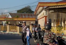 Satlantas Polres Bone Bantu Pelajar Seberang Jalan