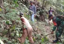 Babinsa dan Warga Gotong Royong Bersihkan Jalan Tani