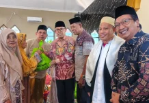 Wabup Bone Hadiri Maulid Nabi di Massenrengpulu, Dirangkaikan Penyerahan Sembako