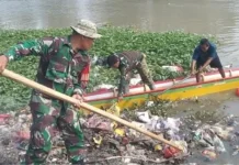 Babinsa dan Warga Bersihkan Sungai Walannae, Cegah Sampah Picu Banjir